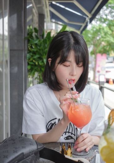 指尖相触恋恋不舍